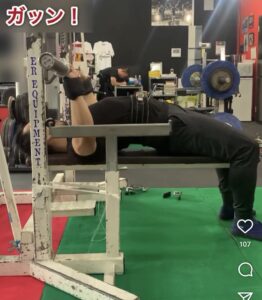 ベンチプレス初心者が頭を突っ込みすぎてラックに当たってしまう例
