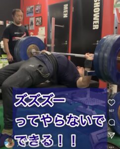 ベンチプレスで安定したスタート位置から、そのままバーを下ろしている正解例