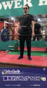 デッドリフトの挙上：スラックを取った後に爆発的に引き上げるフォーム