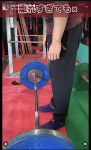 デッドリフトでバーが遠すぎる立ち位置。体から離れてしまっているNG例