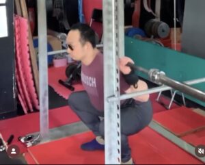 ハイバースクワットのボトム姿勢（上体が比較的立ちやすい例）