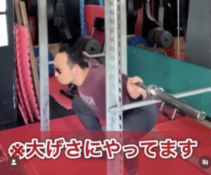 ローバースクワットのボトム姿勢（上体が前傾しやすい例）